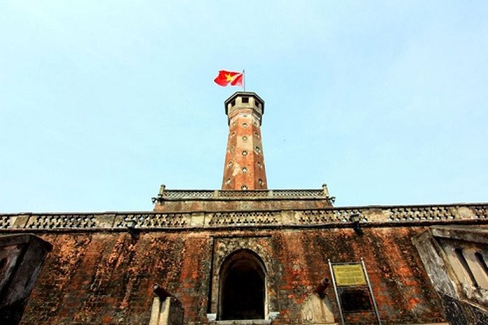 Cột cờ Hà Nội ngày nay nằm trong khuôn viên của Bảo tàng lịch sử quân sự Việt Nam. Công trình này được đánh giá là công trình còn nguyên vẹn và hoành tráng nhất trong quần thể di tích Hoàng thành Thăng Long.